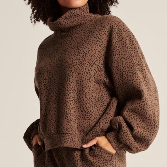 New! Abercrombie & Fitch Turtleneck Sweatshirt - Picture 7 of 8